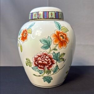 Vintage Chinese Floral Ceramic ginger Vase/urn with floral pattern